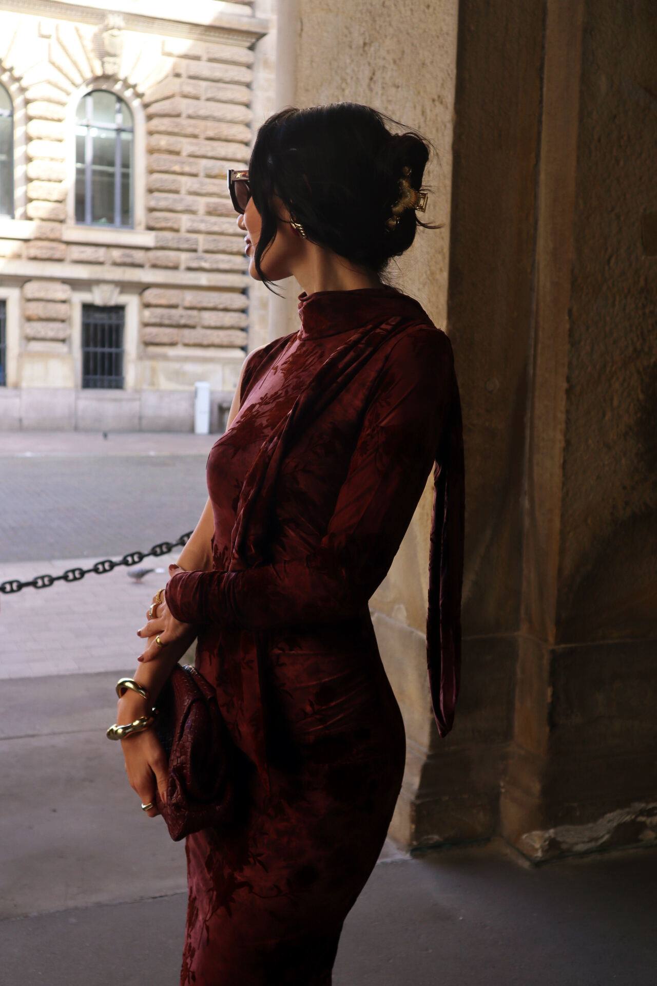 Editorial Portrait in burgunderrotem Kleid vor historischer Architektur