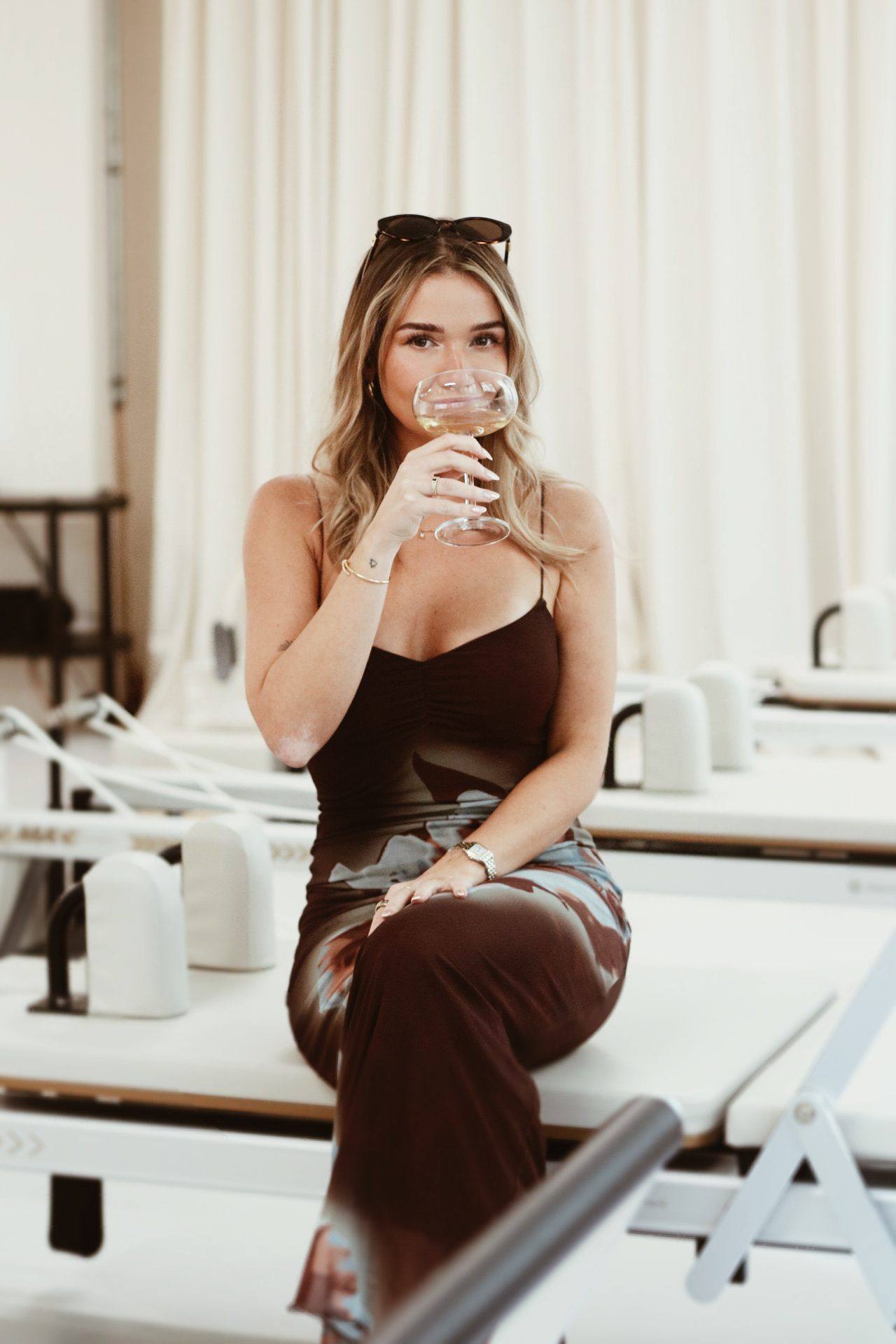 Lifestyle Portrait mit Champagnerglas