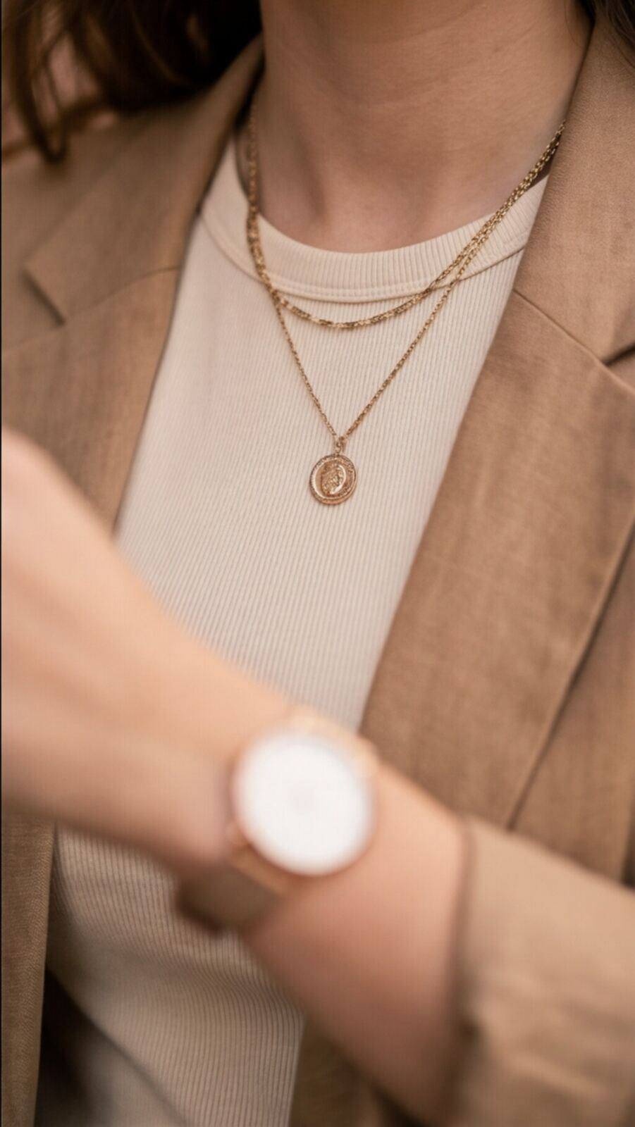 Produktfotografie: Goldschmuck und Uhr im Detail